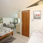 Stela Apartman