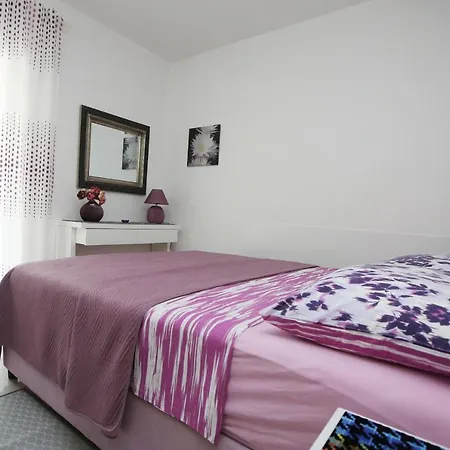Apartament Stela *