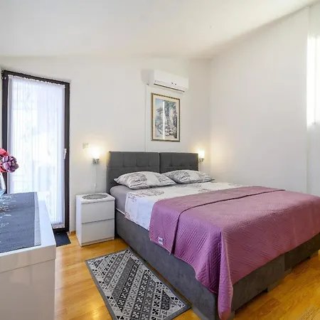 Stela Apartament *